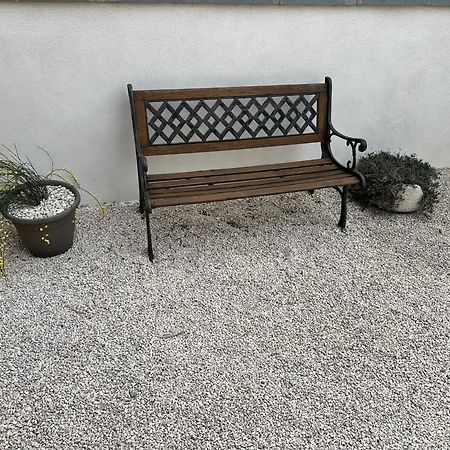 Appartement T2 Avec Terrasse Et Cour Clavaillan Exterior foto