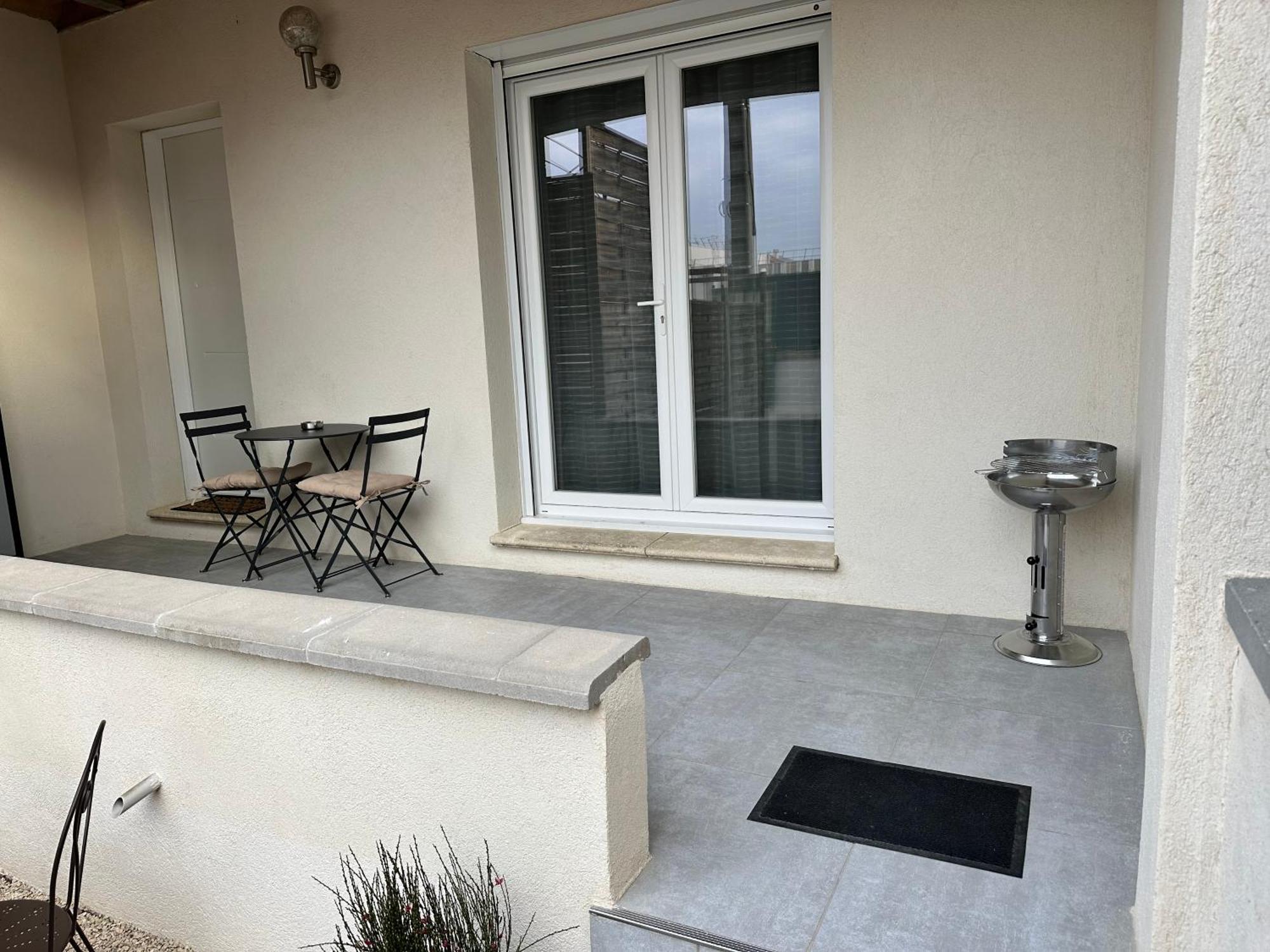 Appartement T2 Avec Terrasse Et Cour Clavaillan Exterior foto